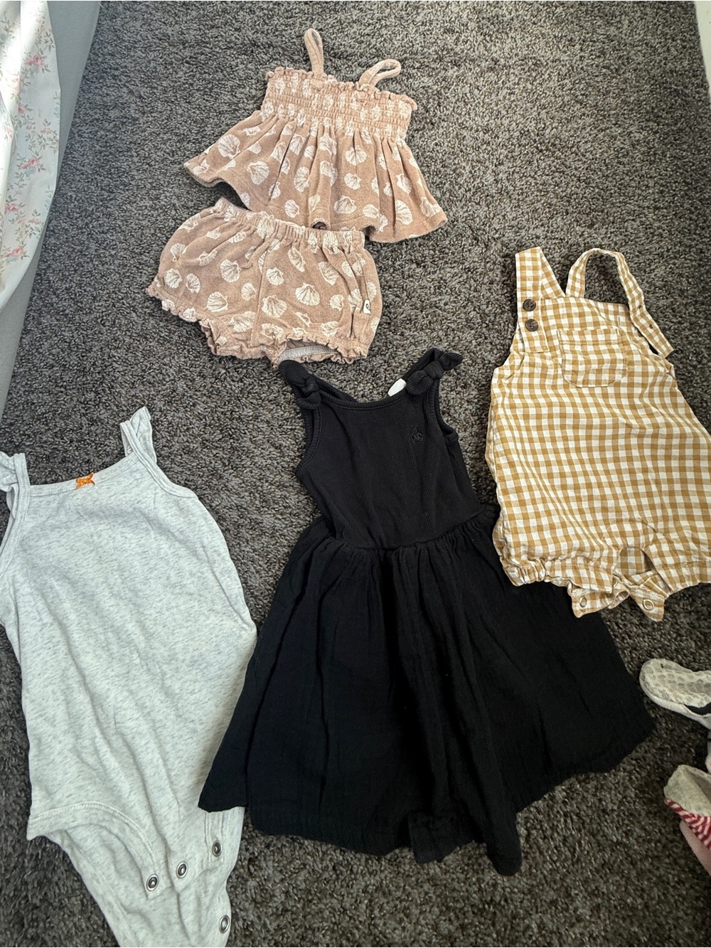 Baby Girls clothing 4 items 6M, 12M, 3M , 12M